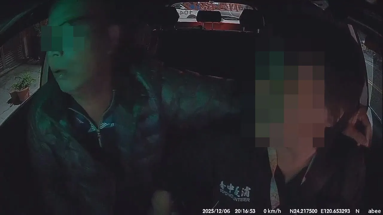 苏姓小队长还一度做作生气状，要女义消也抱著他。民众提供