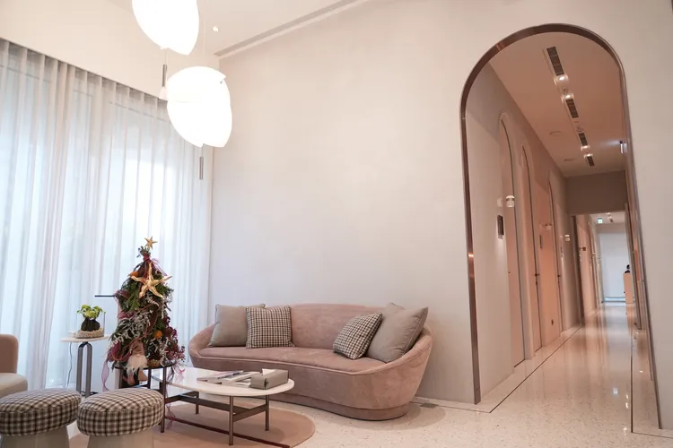 「安珀琢玉」診所整體裝潢色調相當溫潤。彭欣偉攝