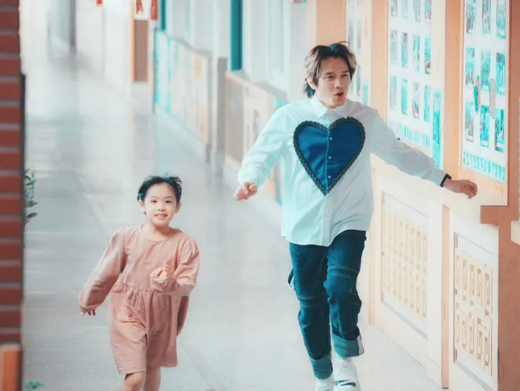 罗文裕（右）与爱女合唱新歌《Darling Kids》。大赏门文化提供