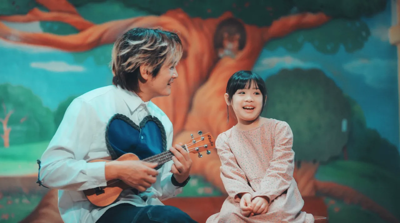 罗文裕（左）与女儿合唱的新歌也是台北市万华大理国小的新校歌。大赏门文化提供