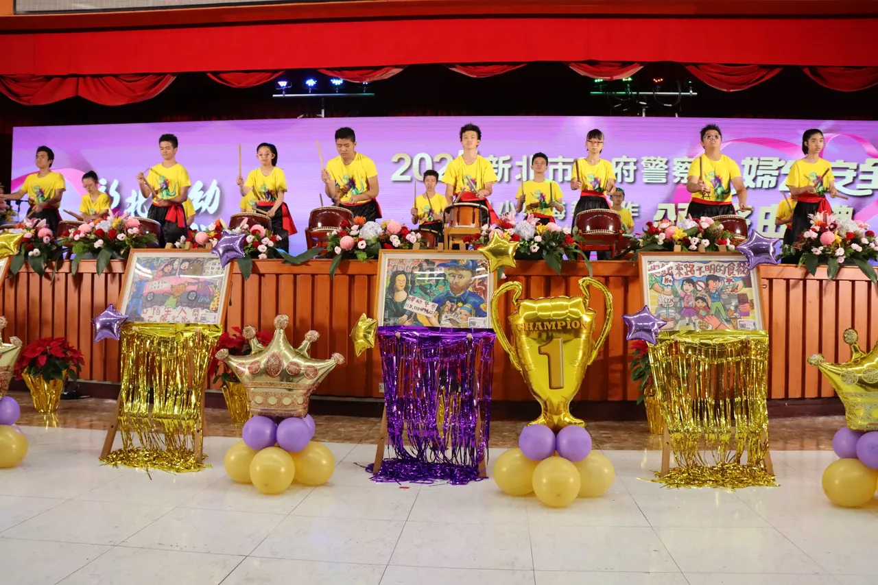 光仁高中特教班以太鼓表演开场。翻摄画面