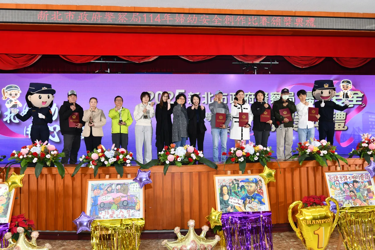 与会贵宾与摄影比赛得奖者合影。翻摄画面