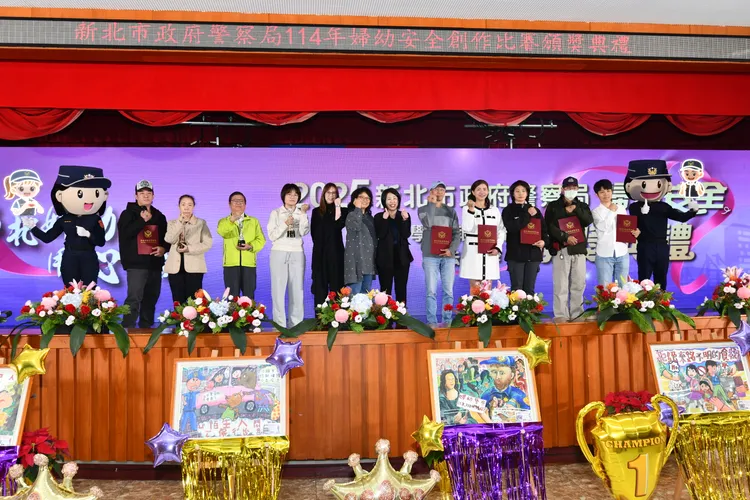 與會貴賓與攝影比賽得獎者合影。翻攝畫面