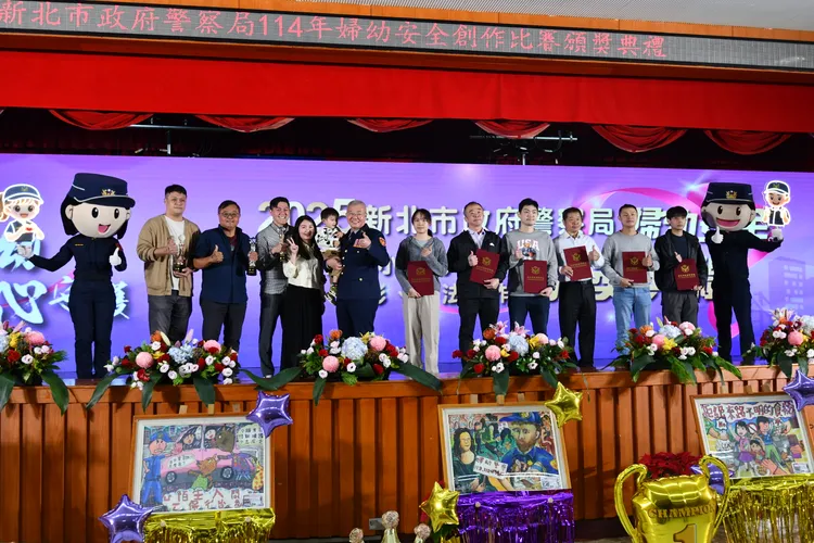 局长与书法比赛得奖者合影。翻摄画面