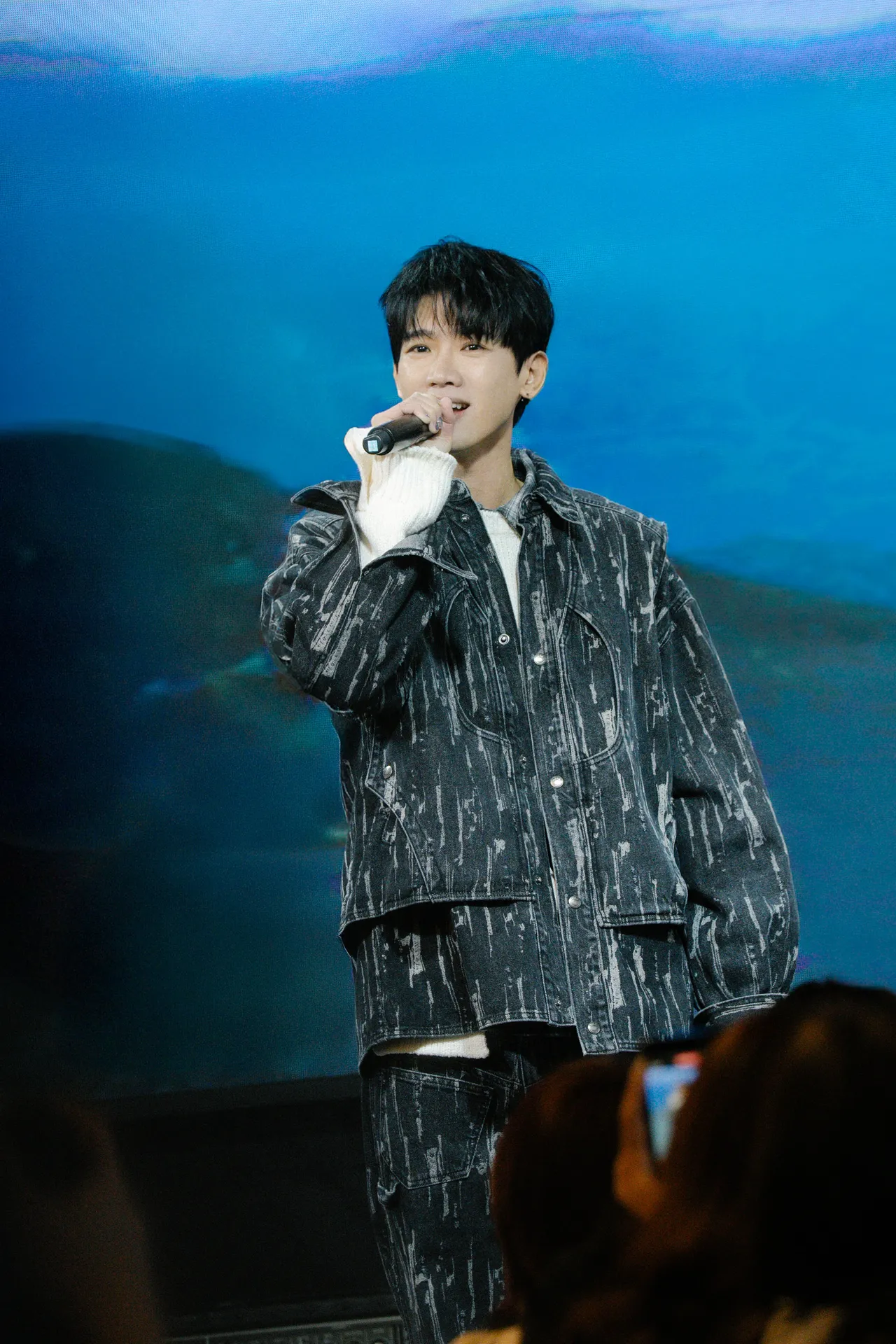 洪言翔才唱3首歌就想哭，认私下超爱哭。抓马文化提供