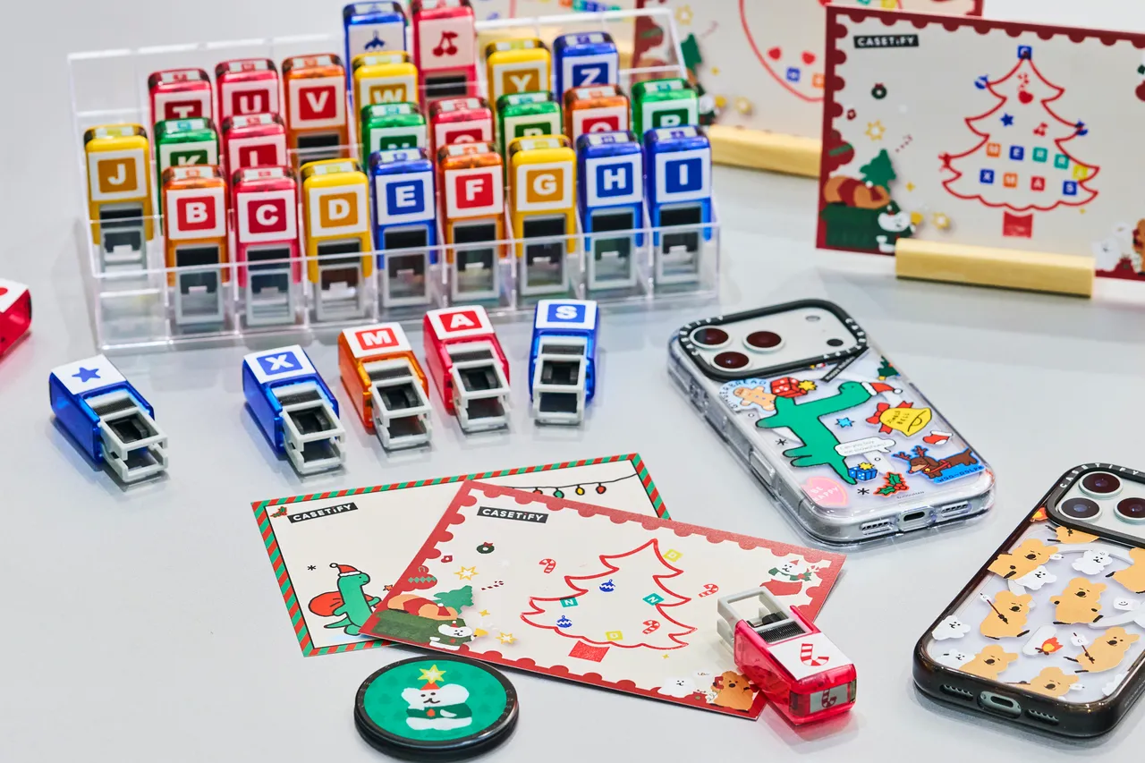 凡于活动期间在台北远东Garden City门市消费满$2,500元，即可体验找来艺术家Dinotaeng与JOGUMAN设计的客制化盖章卡片。CASETiFY提供