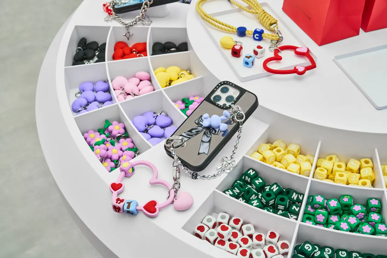 打造客制化专属空间，让消费者可在此亲手 DIY 手机织绳背带或腕带，挑选多款串珠，拼出专属名字或英文字母。CASETiFY提供