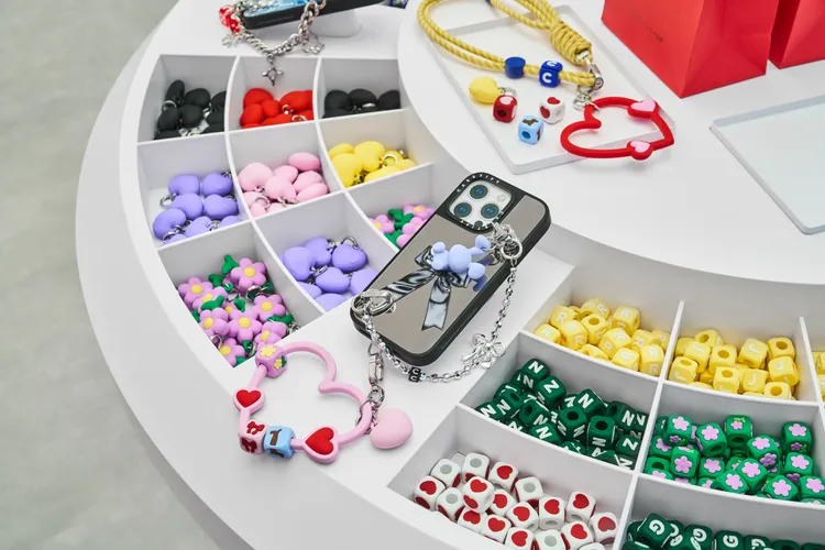 打造客製化專屬空間，讓消費者可在此親手 DIY 手機織繩背帶或腕帶，挑選多款串珠，拼出專屬名字或英文字母。CASETiFY提供