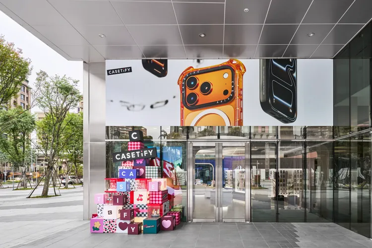 CASETiFY梦幻圣诞树座落于台北远东Garden City门市，以CASETiFY品牌经典手机吊饰的矽胶串珠设计打造，缤纷色彩与独特造型完美结合，绝对是圣诞佳节的必拍打卡景点。CASETiFY提供