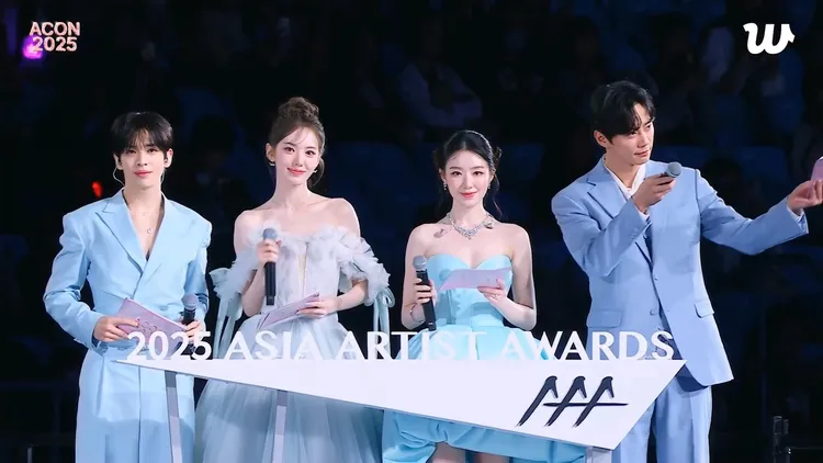 CRAVITY的ALLEN（左起）、KiiiKiii的Sui、i-dle葉舒華、李濬榮擔任昨晚的ACON演唱會主持人。翻攝Weverse