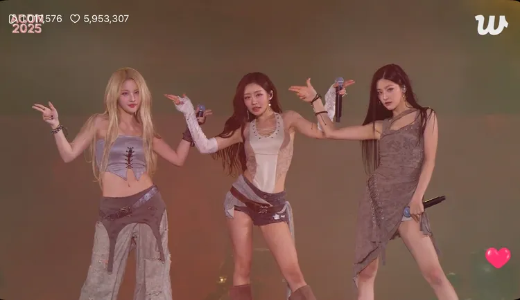 KISS OF LIFE昨天登上ACON演唱会，只有BELLE（左起）、JULIE、HANEUL上场，不见泰国成员NATTY身影。翻摄Weverse