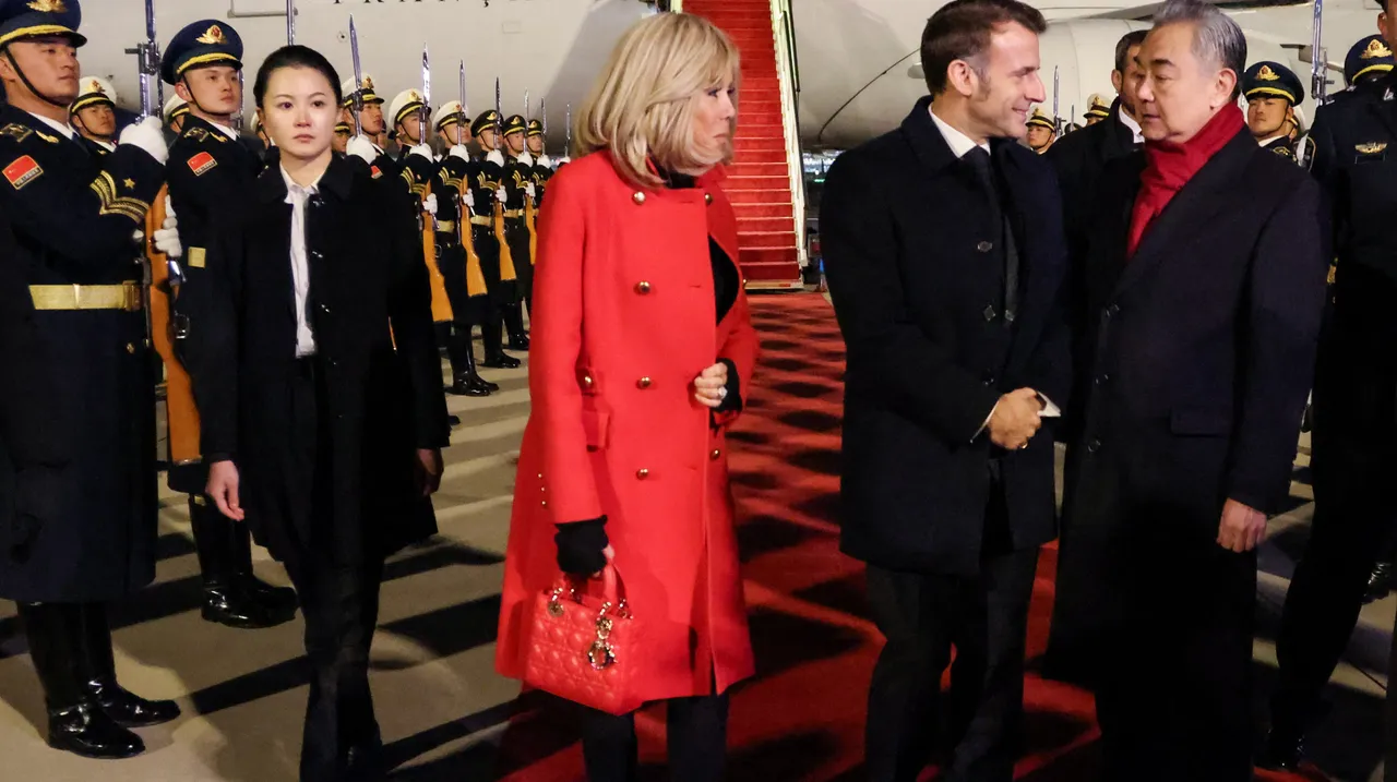 馬克宏夫人（中）一下飛機，徐瑾（左二）就緊盯全場。路透社