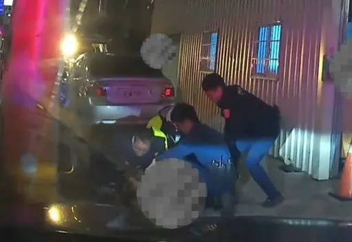 平安夜酒醉误事！男持菜刀大喊「要杀人」还砸毁汽机车　坜警制伏送办