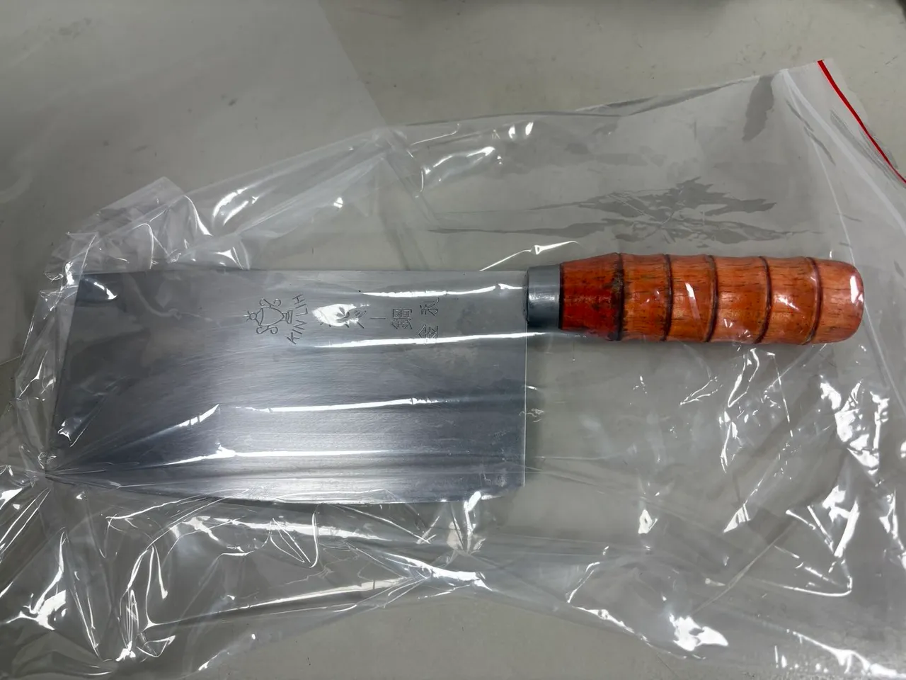 查扣菜刀。中坜警分局提供