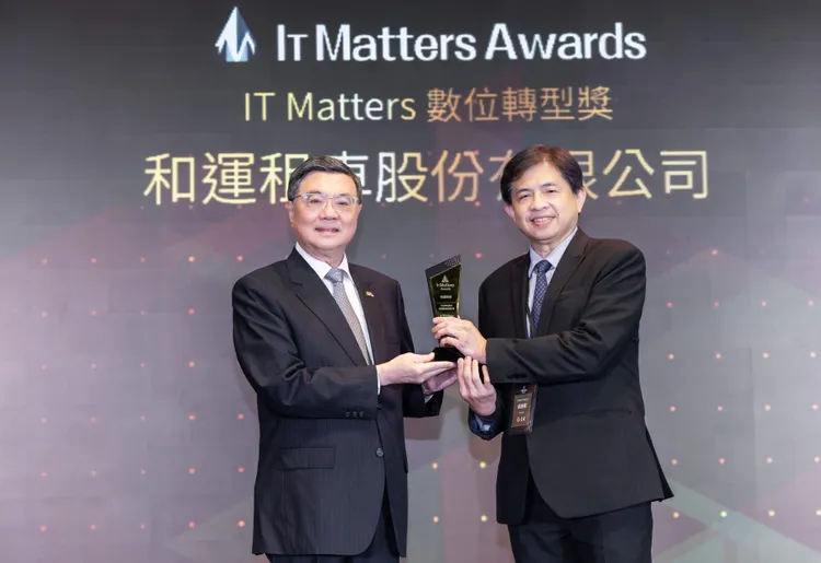 和運租車資訊部蔡爵陽部長(右)代表出席12月9日「2025 IT Matters Awards頒獎典禮」，由行政院長卓榮泰(左)頒授數位轉型獎。業者提供