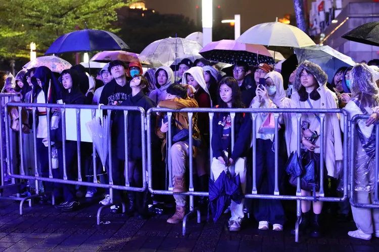 跨年夜飄雨，仍澆不熄民眾迎新的熱情。莊宗達攝
