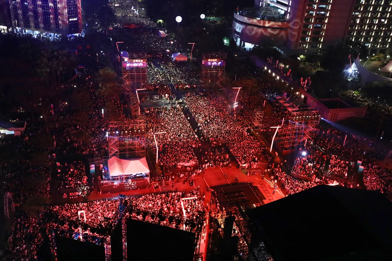 因应跨年与演唱会人潮，交通局建议「搭捷运、不开车」。图为2025跨年晚会／庄宗达摄 