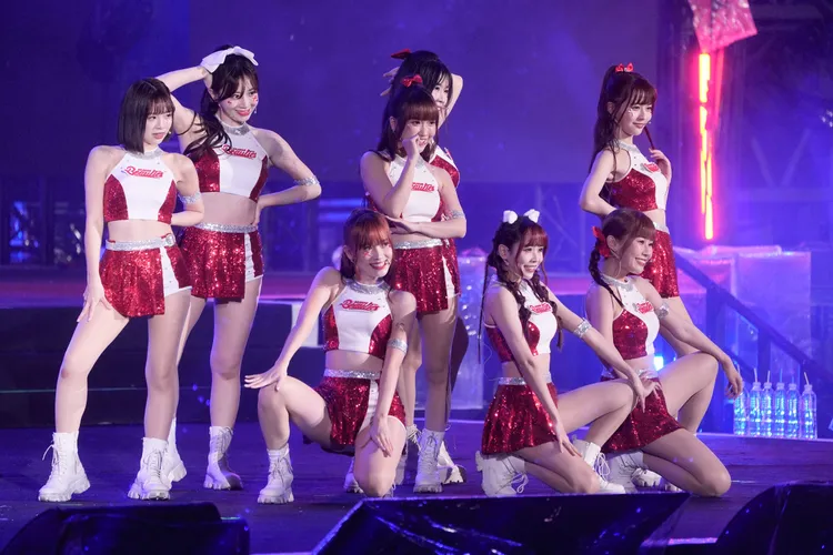 小龍女啦啦隊活力熱舞。彭欣偉攝