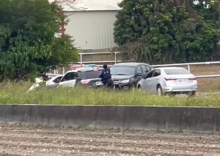 警方與張男上演追逐戰，在林內某國小旁小路圍捕，對空鳴槍示警。民眾提供