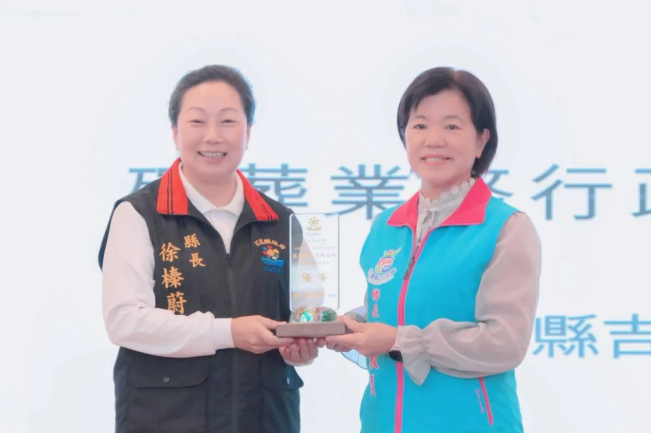 徐榛蔚接班人出现！游淑贞披蓝袍参选花莲县长