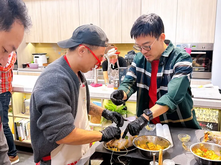 劉軒（右）最近化身「人生教練」。桂冠窩廚房提供