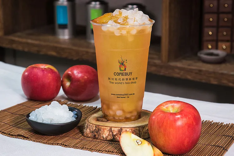 COMEBUY經典熱銷14年蘋果冰茶，現場更能喝到寒天晶球，增加飲料咀嚼的快感。業者提供