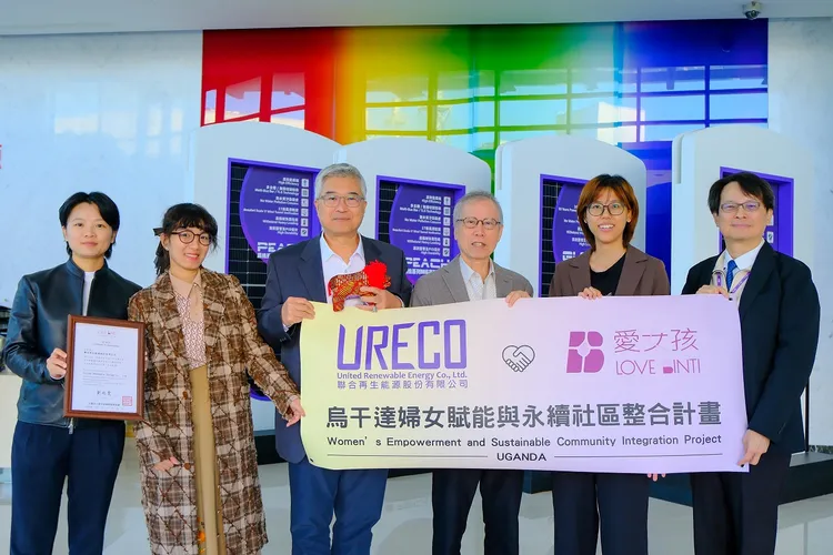 爱女孩国际关怀协会创办人杨怡庭（右二）与秘书长钟佾瑶（左二）代表致赠感谢状予联合再生能源董事长洪传献（右三）、执行长张为策（左三）、事业总经理姜暭先（右一）与公共事务暨永续发展处长陈怡真（左一）。公司提供