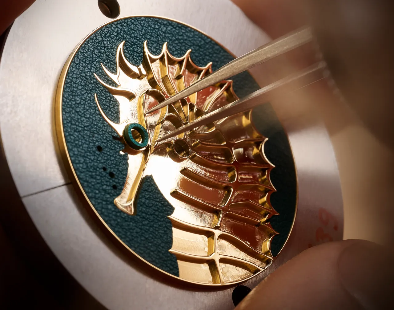 爱马仕Slim d'Hermès Hippocampe 工艺腕表。品牌提供