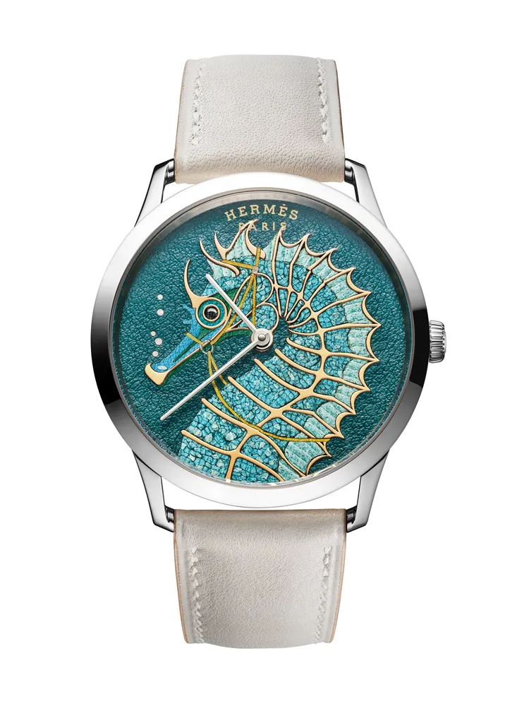 愛馬仕Slim d'Hermès Hippocampe 工藝腕錶，39.5mm，白K金錶殼，鐫刻、皮革馬賽克及鑲嵌工藝錶盤，Swift小牛皮（混凝土色或珍珠灰色）錶帶，愛馬仕自製H1950超薄自動上鍊機械機芯，動力儲存48小時，防水深度30米，每款限量24只，各限量24只。品牌提供