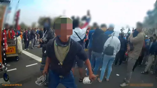 庙会遶境醉汉也出巡！脱鞋子砸警察　所长先值勤再办他