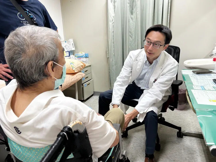 洪舜奕醫師提醒，高齡者跌倒後若有持續性髖部疼痛、走路不穩或腳長短不一，應立即就醫，避免錯過最佳治療時機。中港澄清提供