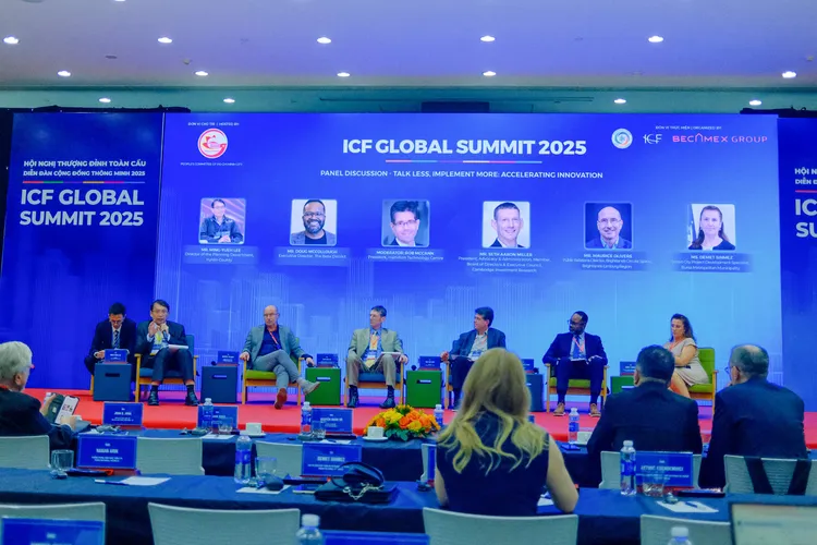 云林县政府由计划处处长李明岳率团，前往越南参加「2025全球高峰会论坛」，并在小组会议上分享「云林经验」。云县府提供