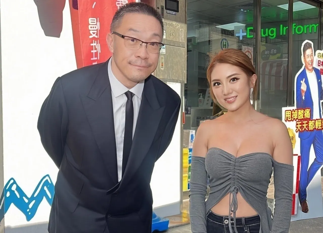 朱学恒合照爆乳美女　网友看1举动：两只手变乖了