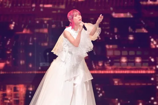 台湾观众哭哭！LiSA登《红白》嗨唱　后方《鬼灭》特别影片被消失