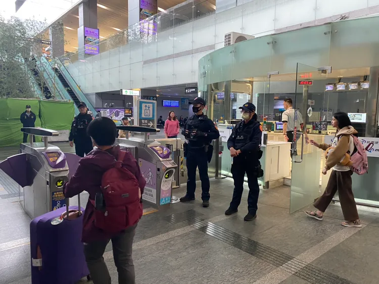 桃園捷運警察隊加強巡檢。桃園捷運警察隊提供