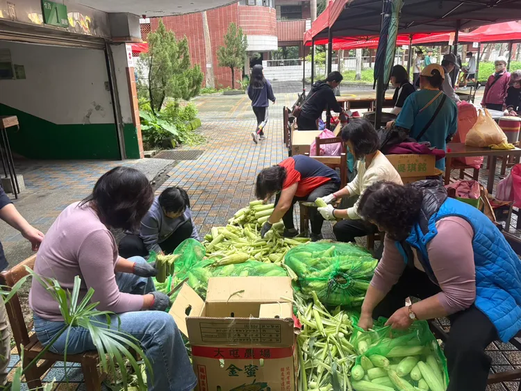 吳昇翰從南部運來一車上千斤玉米義賣，盼拋磚引玉，有更多善心支持清中教育基金會助學弱勢。翻攝畫面