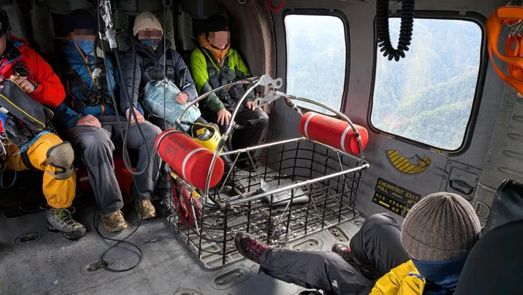 受困的4名山友上午由空勤直升機救下山。空勤總隊提供