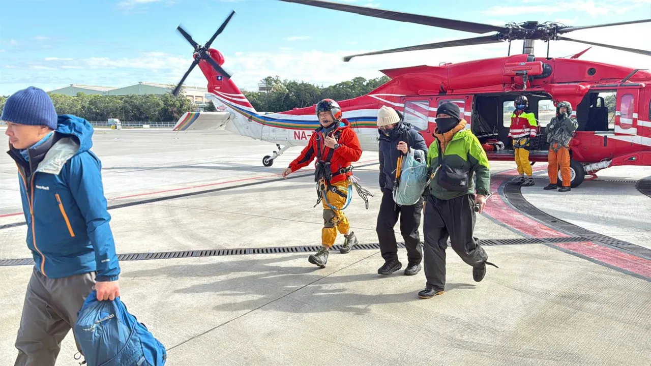 受困山友返抵清泉岗机场，由救护车送医。空勤总队提供