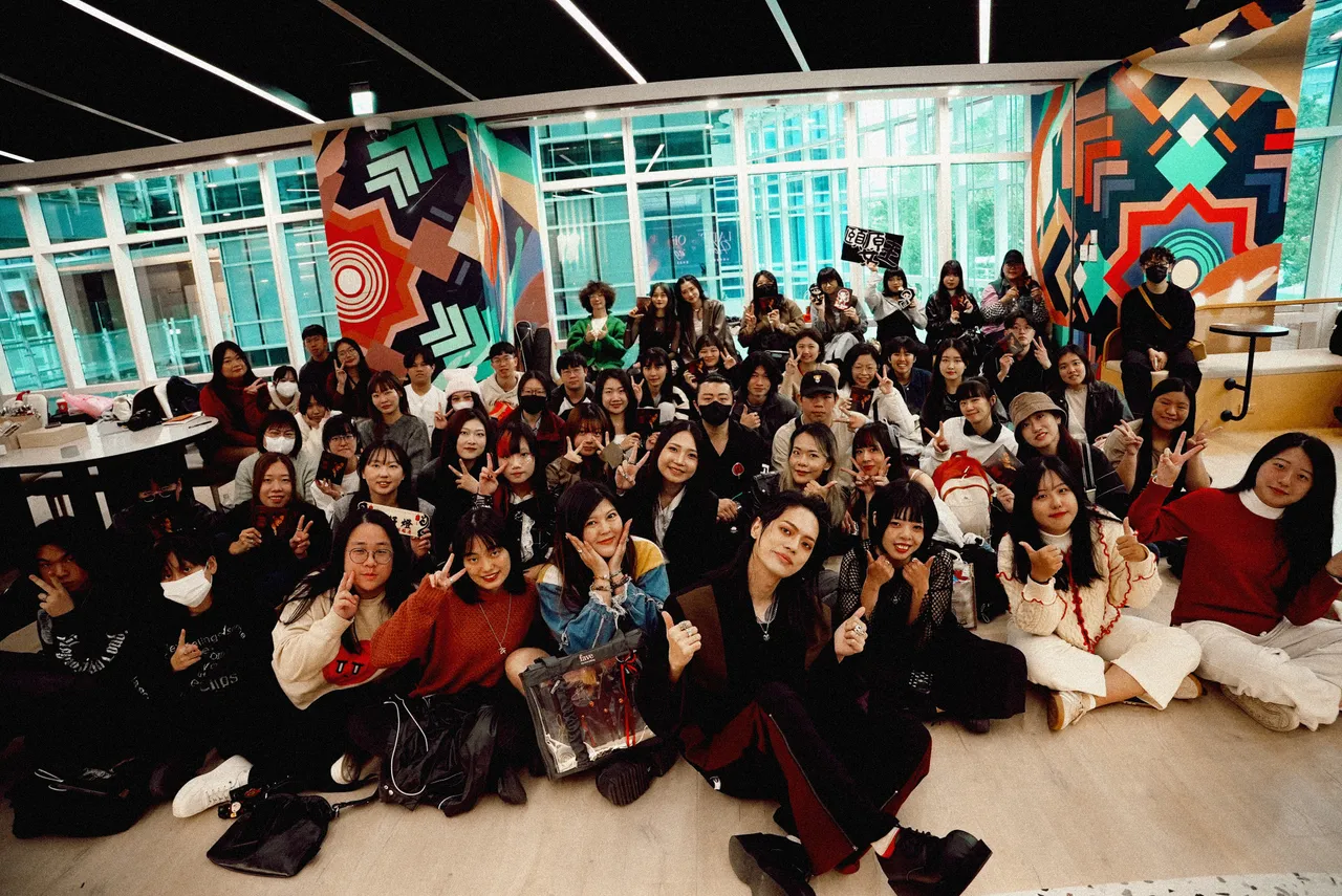 林颐原与现场观众大合照。华纳音乐提供