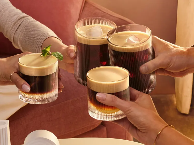 Mixologist 雕刻玻璃杯組透明立體的紋理設計，不僅是視覺藝術，也是歲末派對的調飲杯、無酒精特調杯、甜點杯、冬季水果酒杯，是交換禮物中「高質感」隱藏冠軍。業者提供