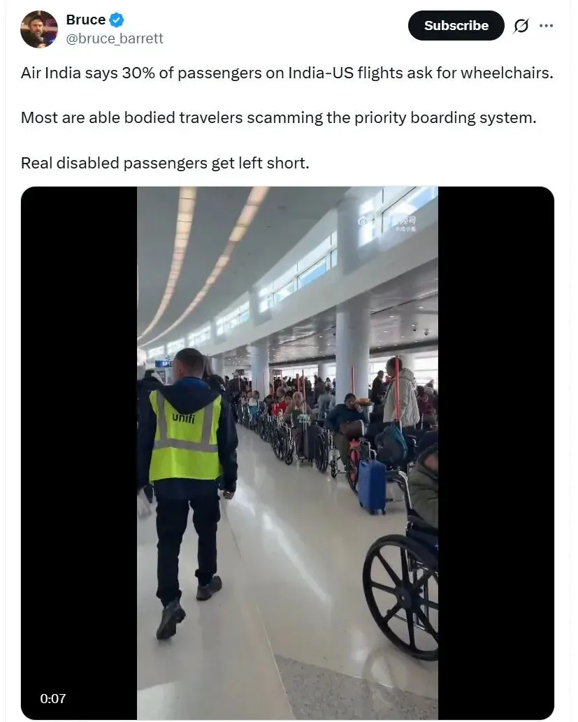 美国民众巴瑞特在社群平台X分享影片，芝加哥机场一长排坐著轮椅准备登机的乘客，并称印度航空表示，约有30%乘客要求轮椅服务。翻摄x@burce_barrett