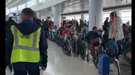 你见过吗？坐轮椅优先上飞机　一长排「登机桥耶稣」神迹复原