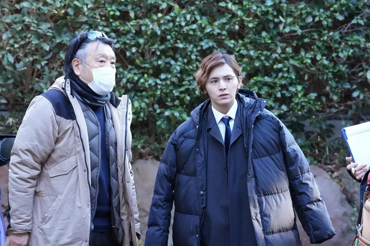 原田真人（左）與山田涼介再度合作，2023年執導的《惡之地》成為遺作。翻攝官方IG