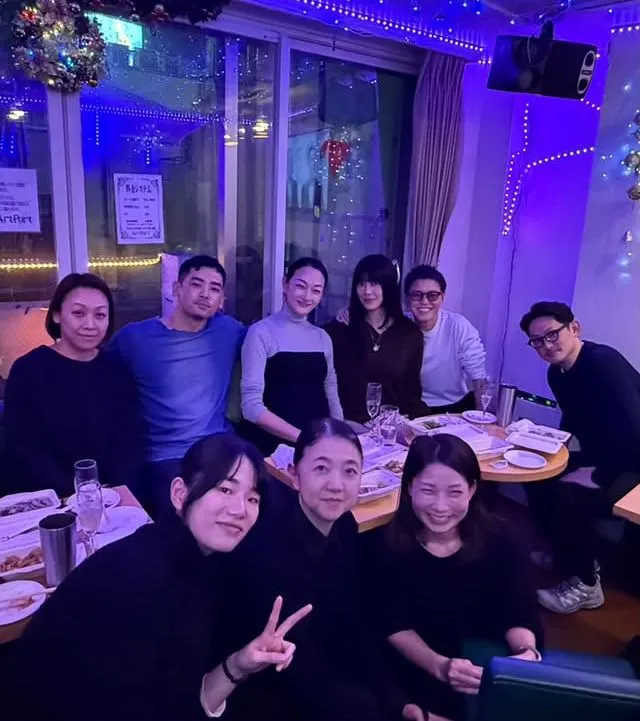 富永爱（后排左三）和公司员工聚餐，首次露出孕肚。翻摄富永爱IG