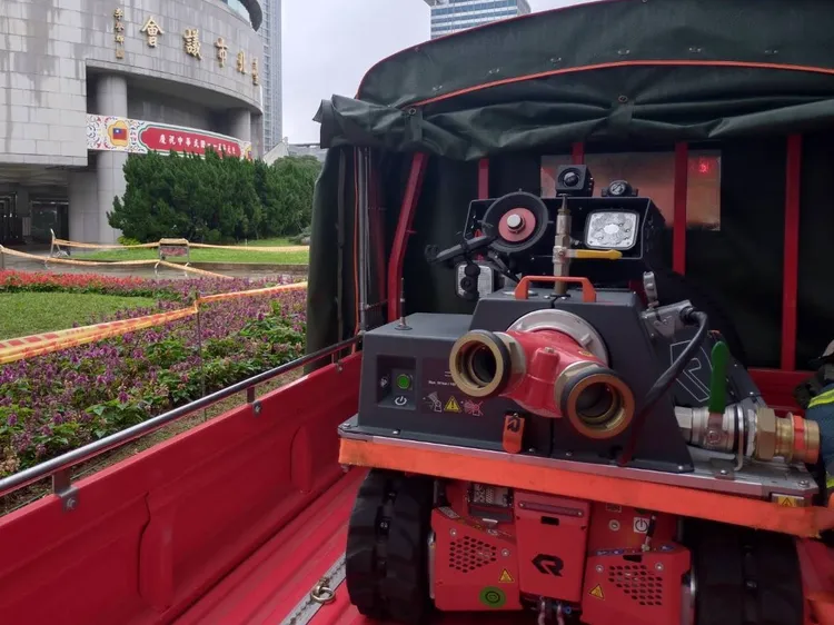 消防局在信義計畫區關鍵位置部署救災機器人。翻攝畫面