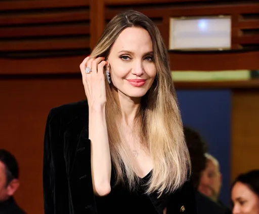 裘莉12年前「切除雙乳」保命　首公開手術疤痕吐心聲