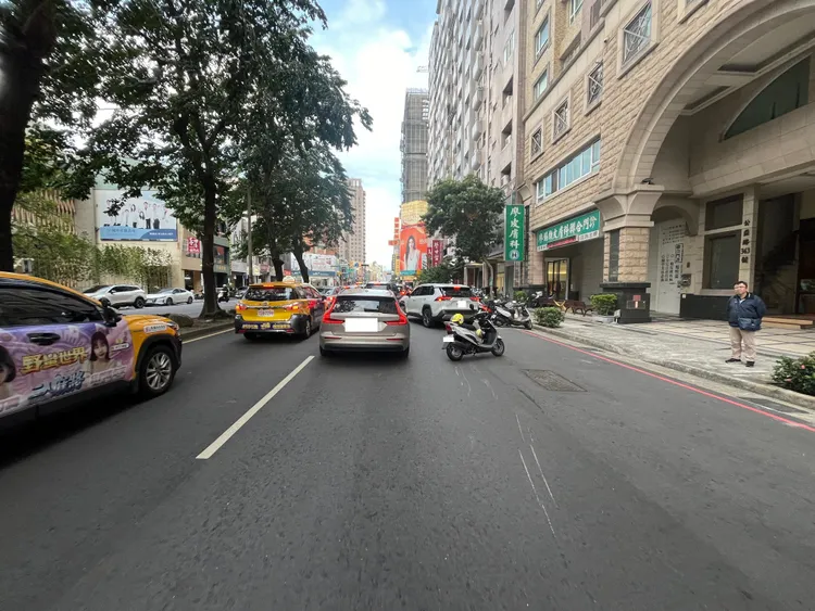 轎車與同向機車發生擦撞。民眾提供