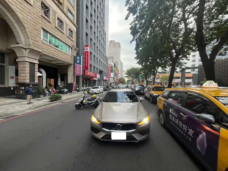 事故地點在台中市西區公益路。民眾提供