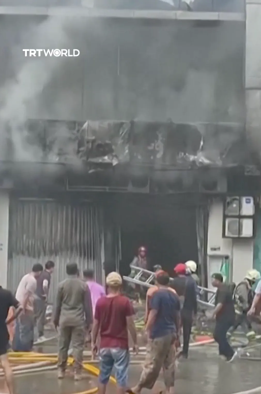 现场冒出大量浓烟，情况危急。翻摄X