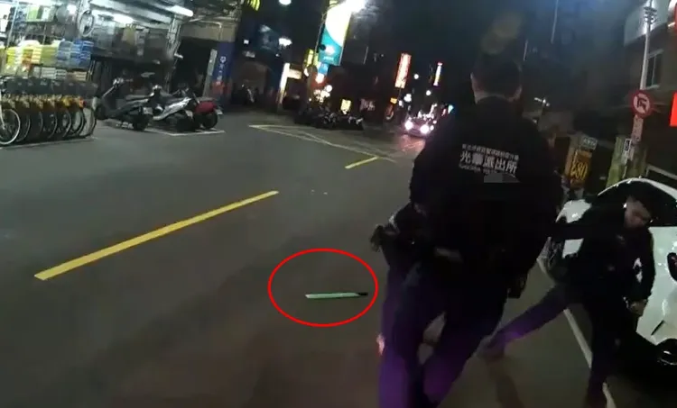 警方喝令吳男棄刀。翻攝畫面